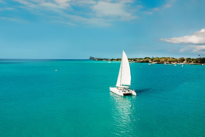 3 North Islands Catamaran Cruise with Lunch & Drinks on island. - What the music and drinks mean for your day