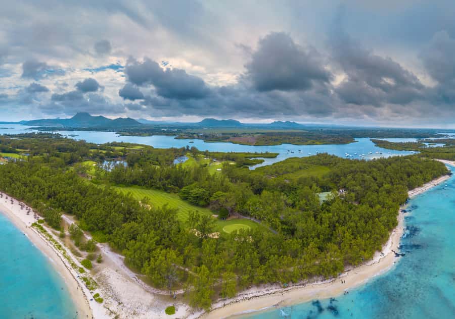 5 Islands Boat Trip, Snorkeling and Lunch on Ile aux Cerfs - Lunch, rum and the social atmosphere