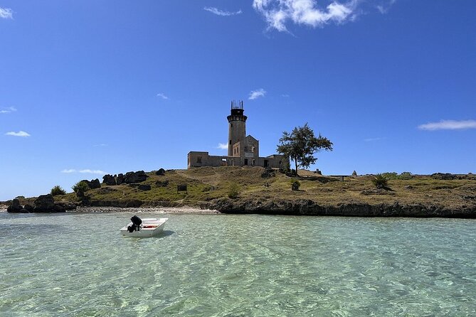 5 Islands Private Speedboat with Snorkeling Lunch and Drinks - Île du Phare and the lighthouse ruins
