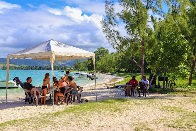 5 Islands Speedboat Cruise incl. Snorkeling in Blue Bay + Lunch at Ile aux Cerfs - A fast-moving day from Ile aux Cerfs