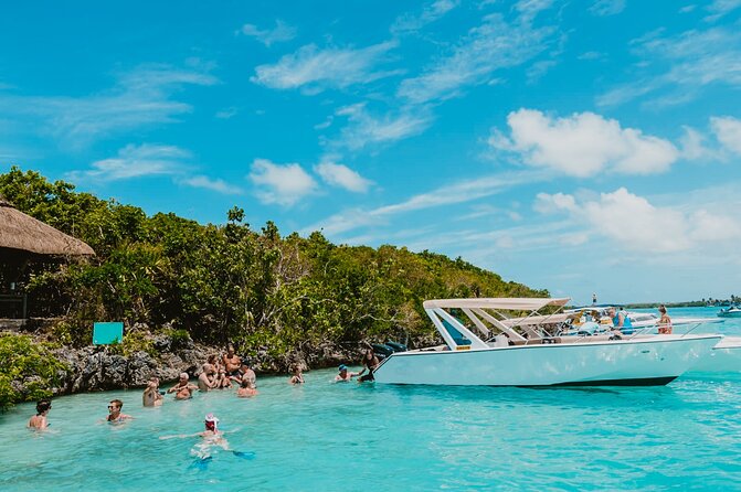 5 Islands Speedboat Cruise incl. Snorkeling in Blue Bay + Lunch at Ile aux Cerfs - Grand River South East and its waterfall