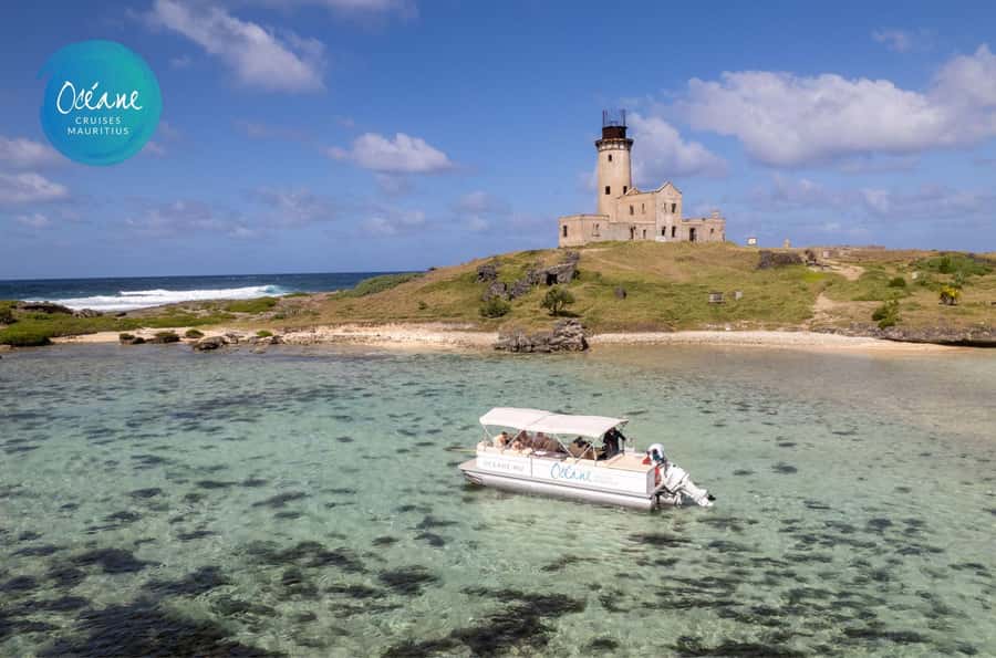 5 Islands Tour: New OCÉANE Private Pontoon Boat cruise - Îlot Flamants and Île aux Cerfs