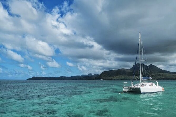 Catamaran Cruise: Isle aux Cerfs, Including BBQ Lunch, in Mauritius - Looking for dolphins in the wake