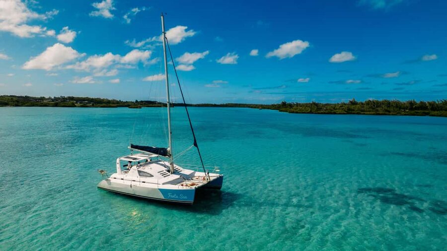 Catamaran Cruise to île aux Cerfs w Dolphins watch & Lunch - Key points at a glance