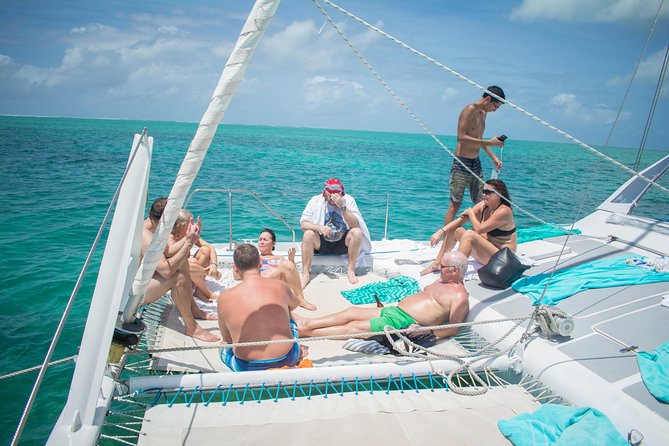 Catamaran cruise to Ile aux cerfs with bbq lunch - BBQ lunch with music and drinks