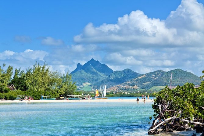 Catamaran Experience to Ile aux cerf: incl: Parasailing, Lunch, GRSE & Transfer - Key points at a glance