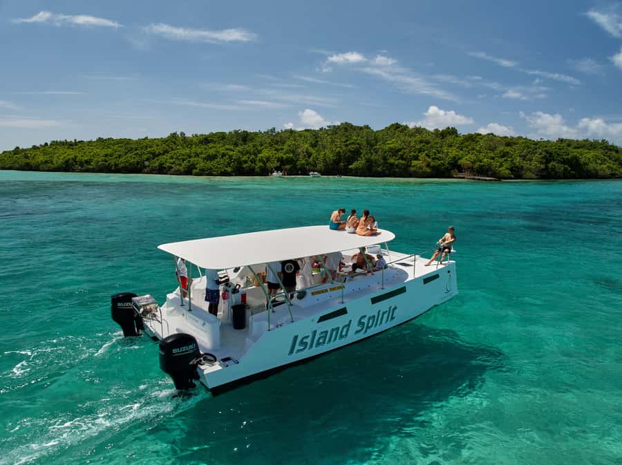 Catamaran Mauritius: South East 5 Islands Catamaran Cruises - Ile aux Cerfs: the main beach and water stop