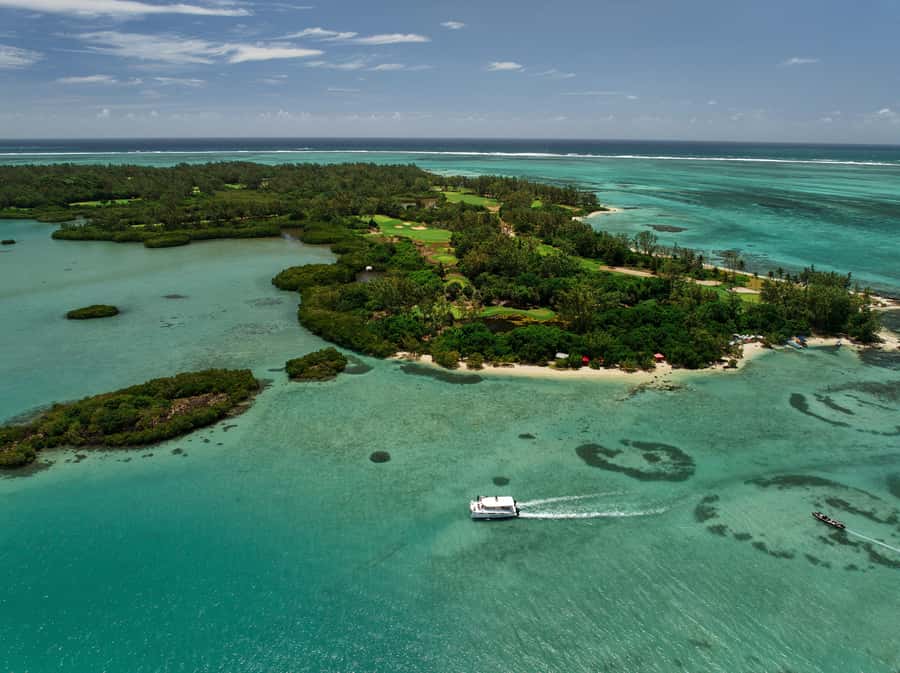 Catamaran Mauritius: South East 5 Islands Catamaran Cruises - Ile aux Fouquets and its weathered lighthouse