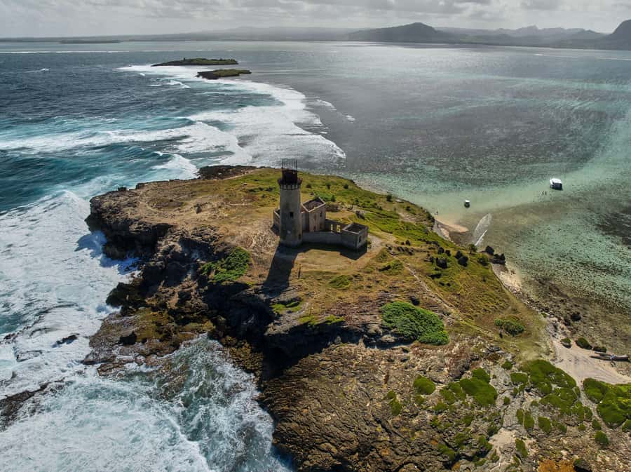 Catamaran Mauritius: South East 5 Islands Catamaran Cruises - Ile aux Aigrettes from the water