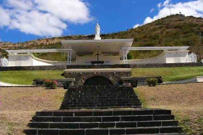 Discovering the North of Mauritius: Full-day incl Botanical garden & lunch - Champs de Mars and Chinatown from the vehicle