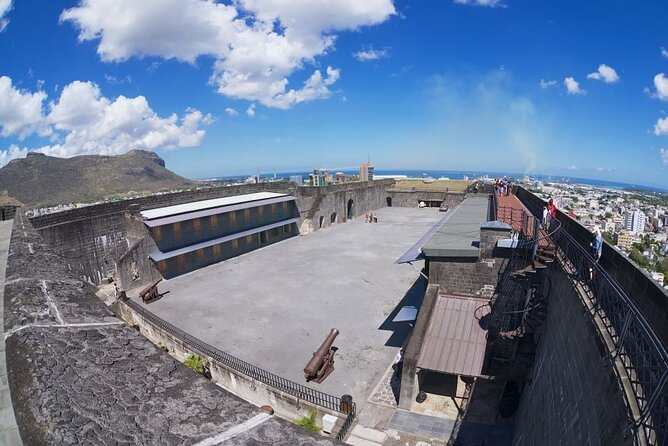 Food Tasting & Market Shopping: Private Guided Tour in PORT LOUIS - Le Craft Market and Mauritian-made goods