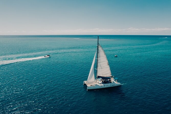 Full Day Catamaran Cruise on shared basis to Bénitiers Island - A short stop on Ile aux Bénitiers