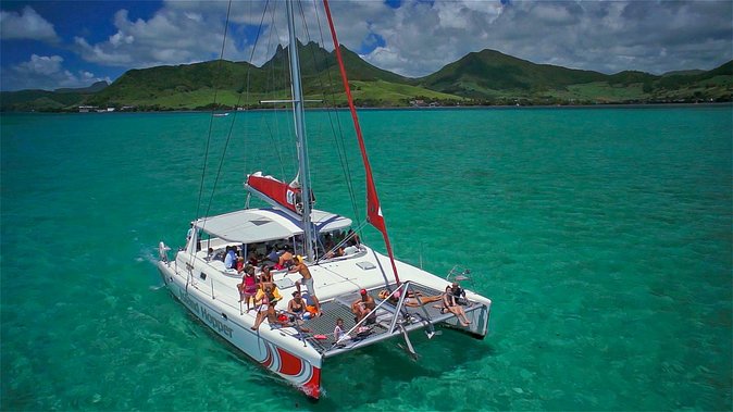 Full-Day Catamaran Cruise to Île aux Cerfs with BBQ Lunch - Lunch on the catamaran
