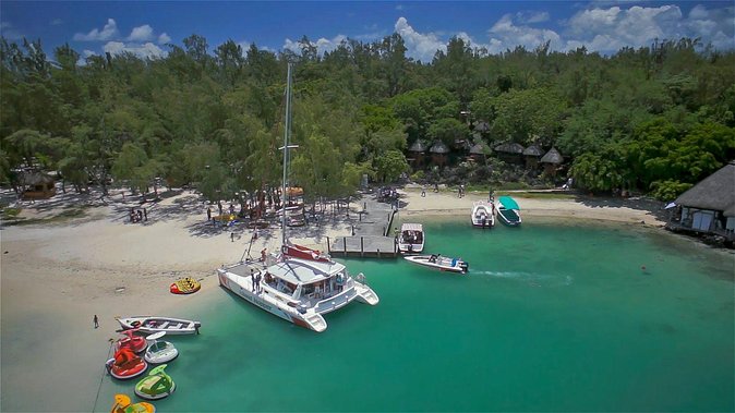 Full-Day Catamaran Cruise to Île aux Cerfs with BBQ Lunch - Arriving at Île aux Cerfs by the front ladder