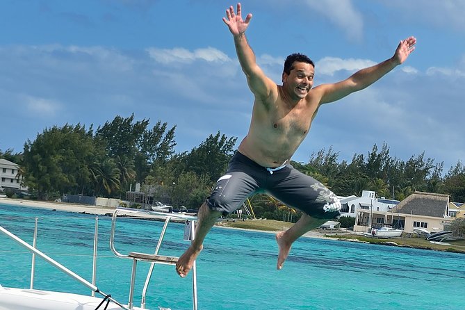 Full-Day Catamaran Cruise to Île aux Cerfs with BBQ Lunch - Returning with music and a full bar
