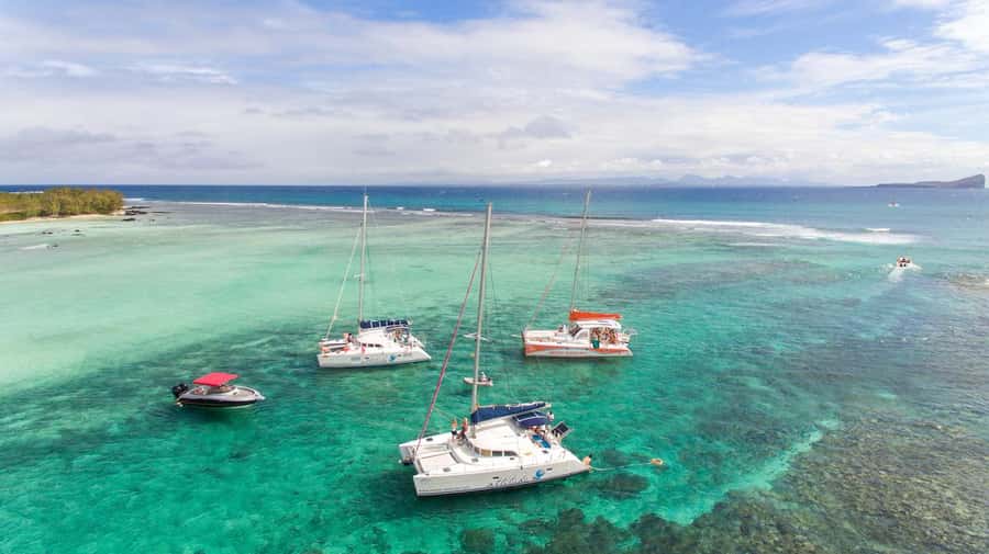 Full Day Catamaran Luxury Cruise to Northern Islands w Lunch - Coin de Mire and the natural aquarium