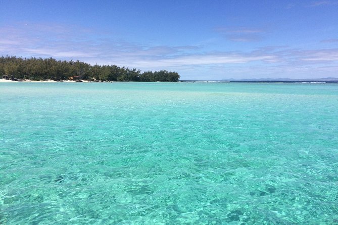 Full-Day Northern Catamaran Cruise: Coin de Mire and Ile Plate Island - The Ride to Île Plate