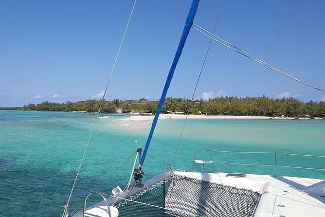 Full-Day Northern Catamaran Cruise: Coin de Mire and Ile Plate Island - Barbecue Lunch on Île Plate