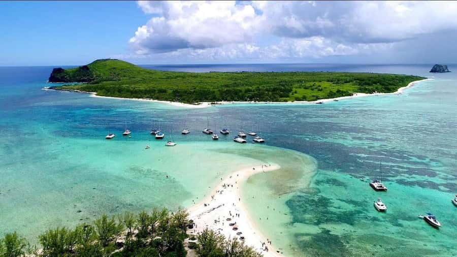 Grand Baie: Catamaran 3 Islands Cruise & Lunch on the Island - Ile Plate combines lunch and beach time