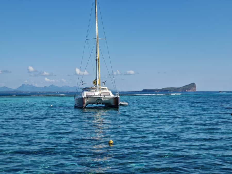 Grand Bay: Catamaran Cruise to Flat Island with BBQ Lunch - Arriving at Île Plate, or Flat Island