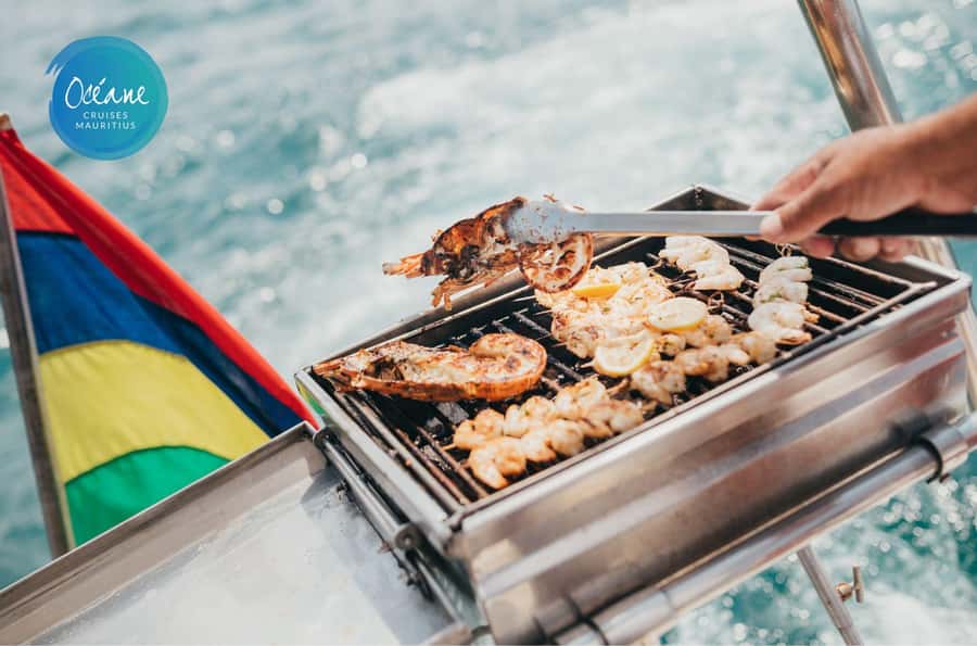 Ile Aux Bénitiers : Private Catamaran Cruise & Gourmet Lunch - Tamarin Bay and the search for dolphins