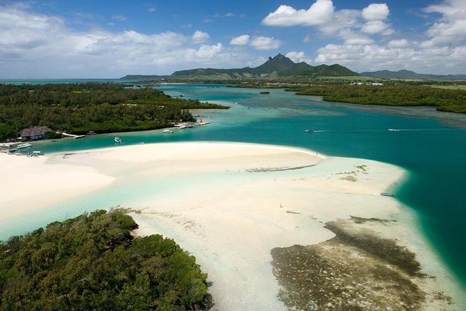 Ile aux Cerf: Speed boat with Parasailing & Tube Riding and Lunch - Barbecue lunch on Islet Margenie