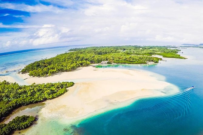 Ile aux Cerf: Speed boat with Parasailing & Tube Riding and Lunch - What $152.69 really gets you