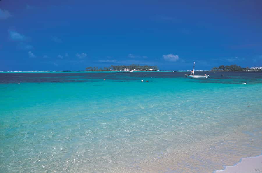 Ile aux Cerfs: Island & Waterfall Speedboat Tour with Lunch - Free time on Ile aux Cerfs