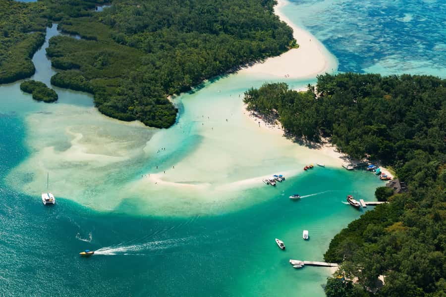 Ile aux Cerfs: Island & Waterfall Speedboat Tour with Lunch - Lunch on Ilot Mangenie