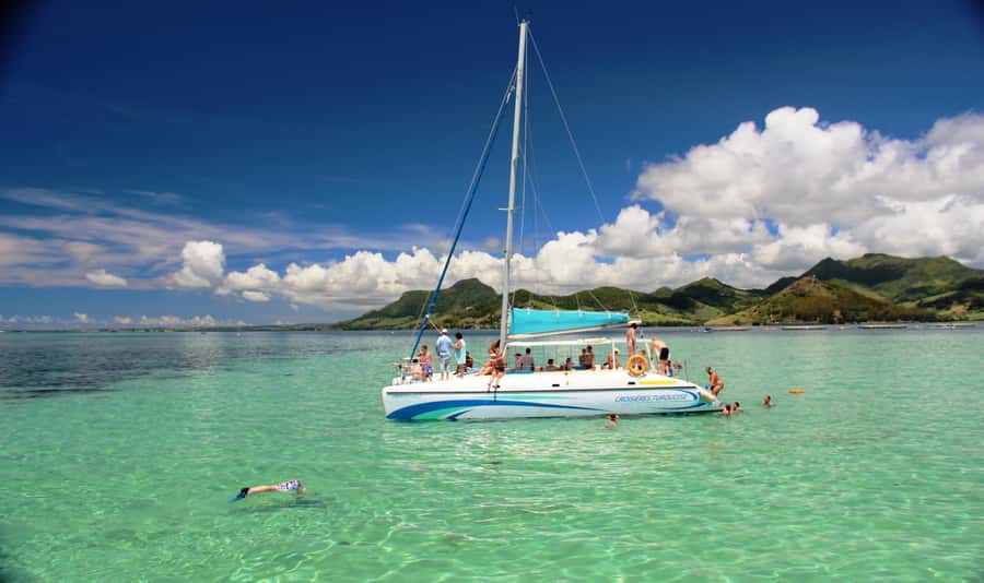 Ile aux Cerfs: The very best day by catamaran. - Arriving at Ile aux Cerfs