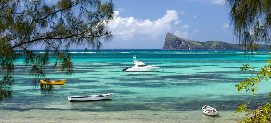 Ilot Gabriel: Catamaran Cruise & BBQ Lunch - BBQ lunch, drinks, and the pace onboard