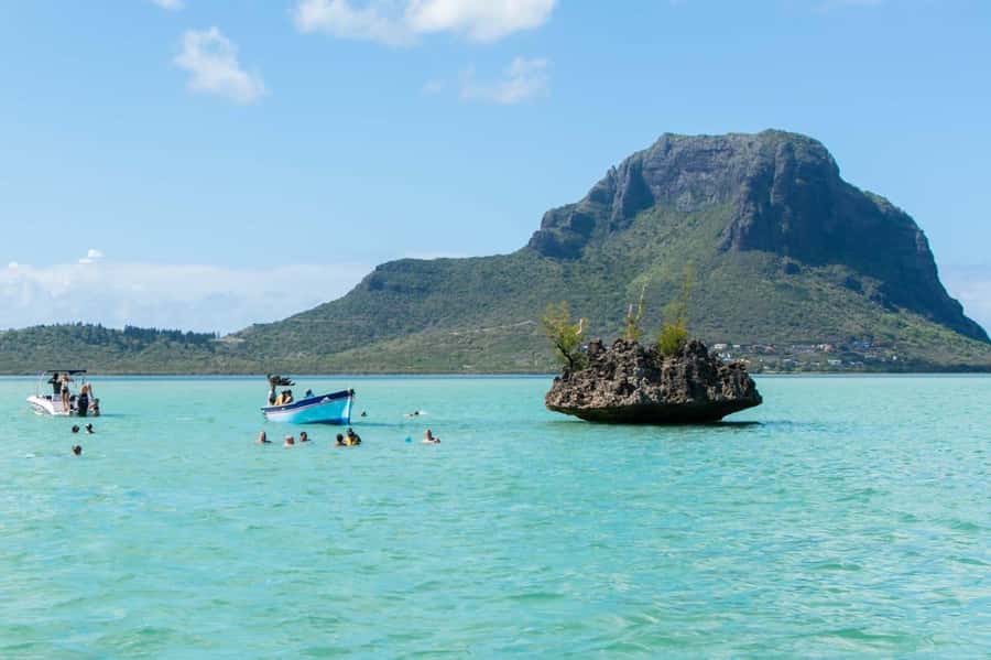 La Preneuse: Dolphin Watching and Snorkeling Speedboat Tour - The ride back and the two-hour time value
