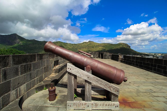 Mauritius City Tour, ALL INCLUSIVE Day Trip, Private SUV Car with Guide - Kwan Tee Pagoda and Aapravasi Ghat: two very different beginnings