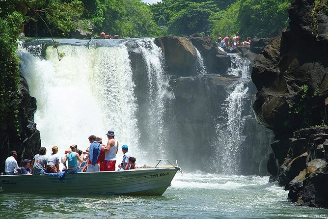 Mauritius : Full day All inclusive Ile aux cerfs Catamaran cruise - Halal breakfast, barbecue lunch, and open drinks