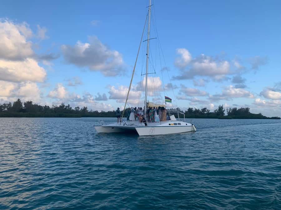 Mauritius: Ile Aux Cerfs catamaran cruise Lunch with BBQ - Swimming and snorkeling in the clear lagoon