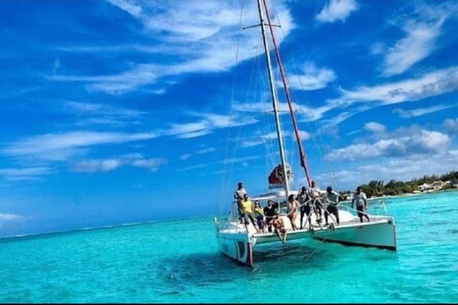 Mauritius: Ile Aux Cerfs Catamaran Cruise with Lunch - Swimming and snorkeling near Ile aux Cerfs