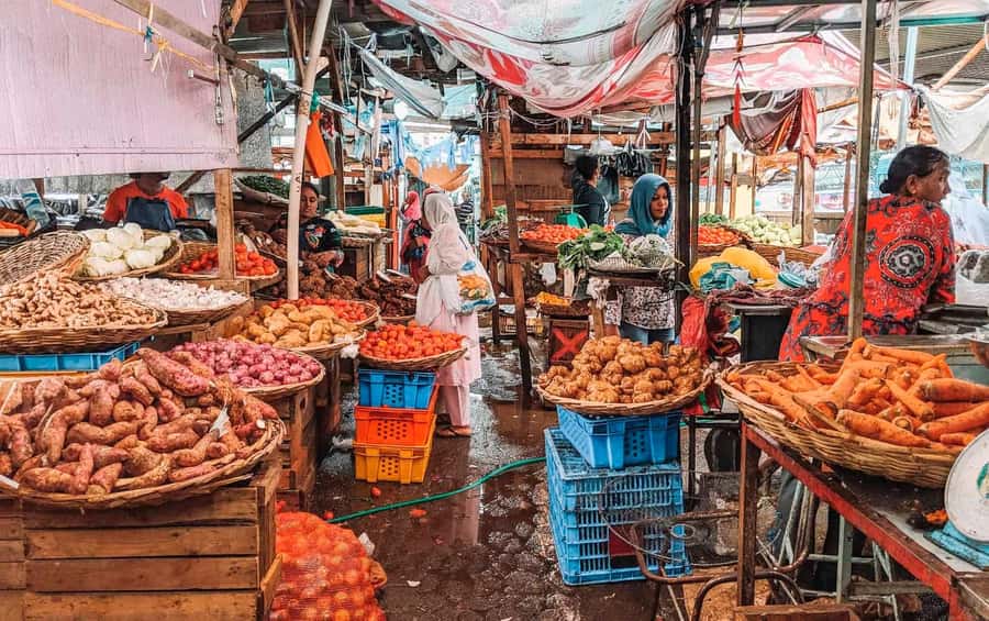 Mauritius: Port Louis / China Town Food & Culture Tour - Walking through Port Louis with a local guide