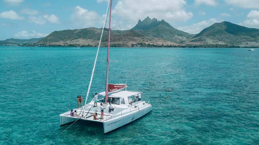 Mauritius: Private Catamaran Tour to île aux Cerfs - Cruising the lagoon toward île aux Cerfs