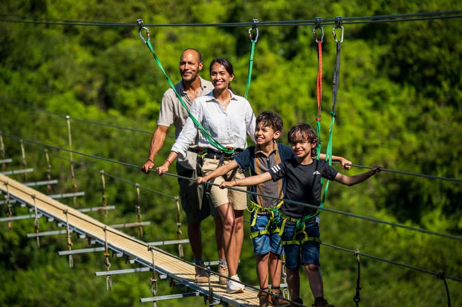 Mauritius: Vallé Advenature Park, Nepalese Bridge - Taking the first steps onto the Nepalese Bridge