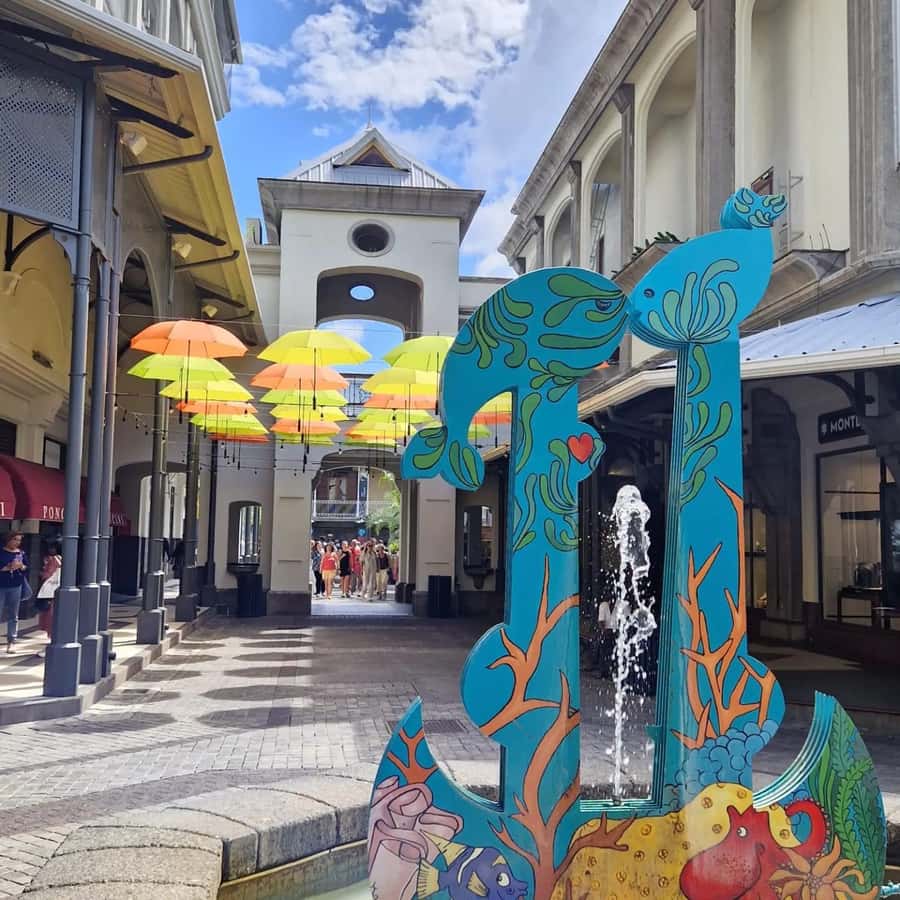 Port Louis: City Tour with Street Food Tasting - Ancient buildings and modern Port Louis