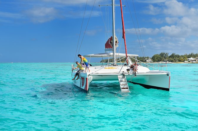 Private Charter Full Day Cruise: Île aux Cerfs - Grand River and GRSE Waterfall