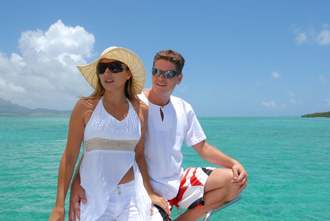 Private Charter Full Day Cruise: Île aux Cerfs - Dolphins and other wildlife