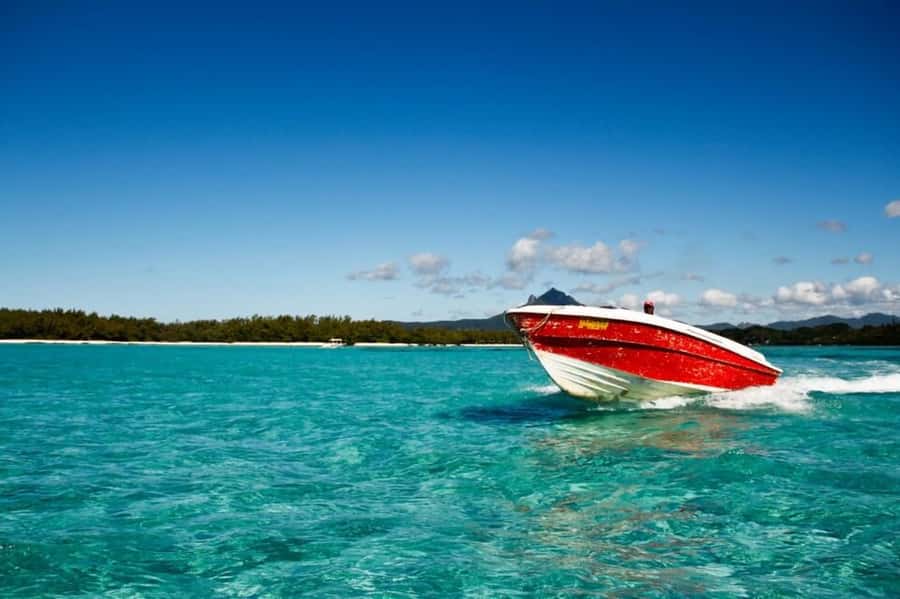 Speed boat to Ile aux Cerfs: Full day incl Lunch & Transfer - A full Mauritius day built around the east coast lagoon
