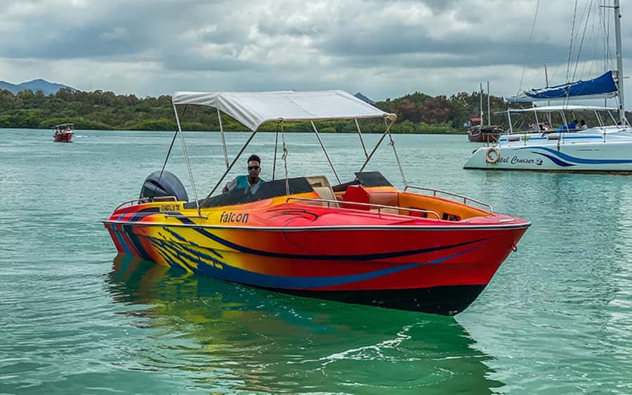 Speed boat to Ile aux Cerfs: Full day incl Lunch & Transfer - The speedboat ride from Trou d’Eau Douce