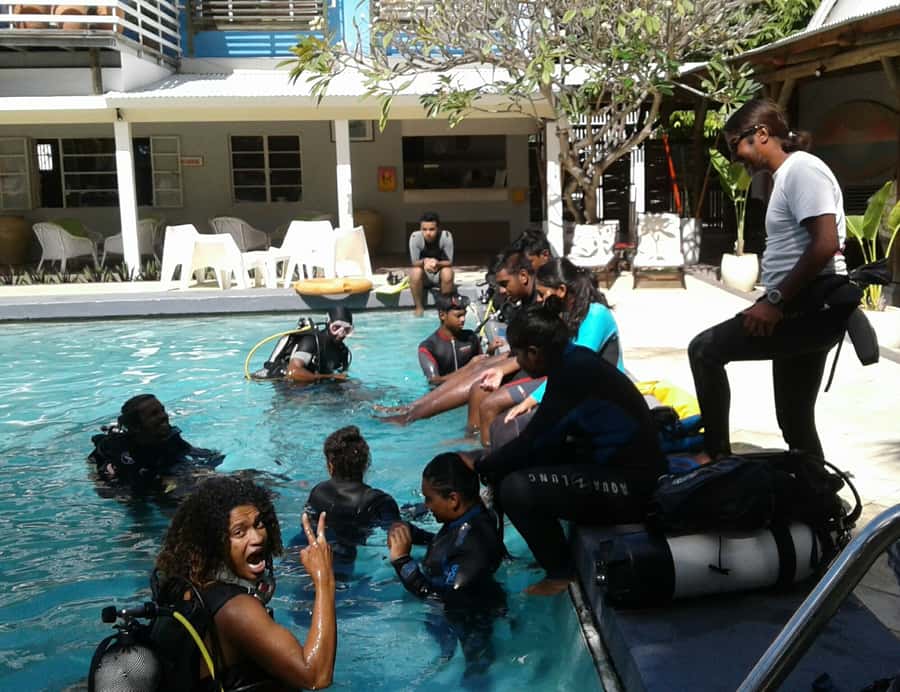 Tamarin Bay: Beginners Scuba Diving Experience - Taking the boat into Tamarin Bay