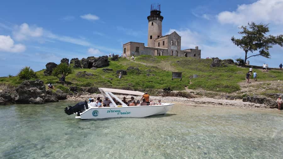 Trou d'Eau Douce: 5 Islands Tour with Snorkeling and BBQ - Passing Île de la Passe and the lighthouse island