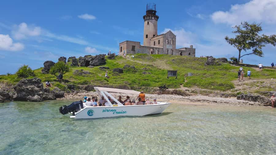 Trou d'Eau Douce: 5 Islands Tour with Snorkeling and BBQ - Dolphin watching with a respectful approach