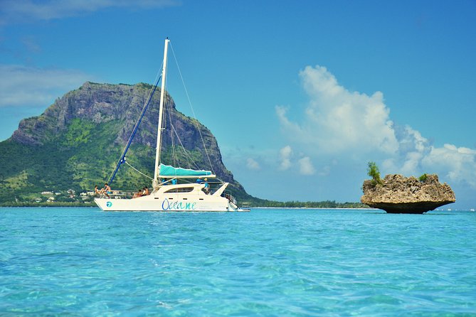 WEST Shared Cruise : OCÉANE Full Day Catamaran Ile aux Bénitiers - Ile aux Bénitiers, beach time with a busy-season warning