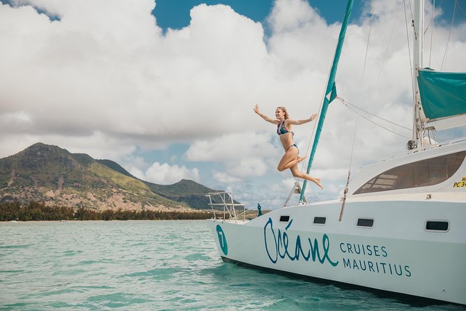 WEST Shared Cruise : OCÉANE Full Day Catamaran Ile aux Bénitiers - The crew and what the service means onboard