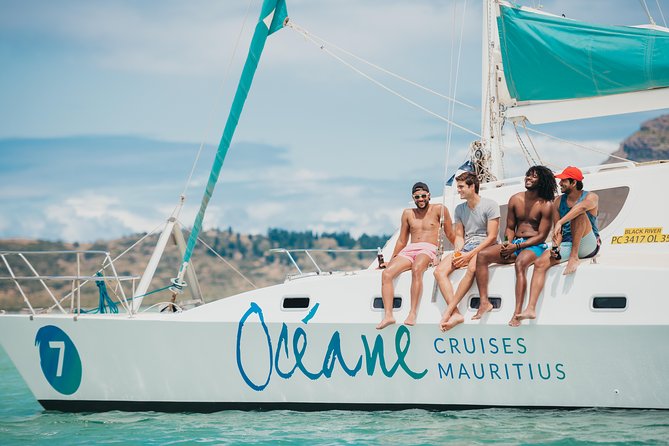 WEST Shared Cruise : OCÉANE Full Day Catamaran Ile aux Bénitiers - Snorkeling over Black River’s shallow reef
